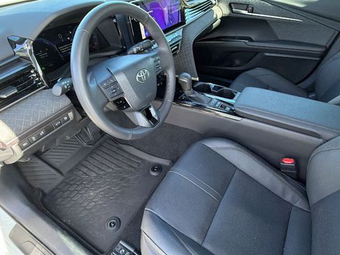 Used 2025 Toyota Camry XLE image 10