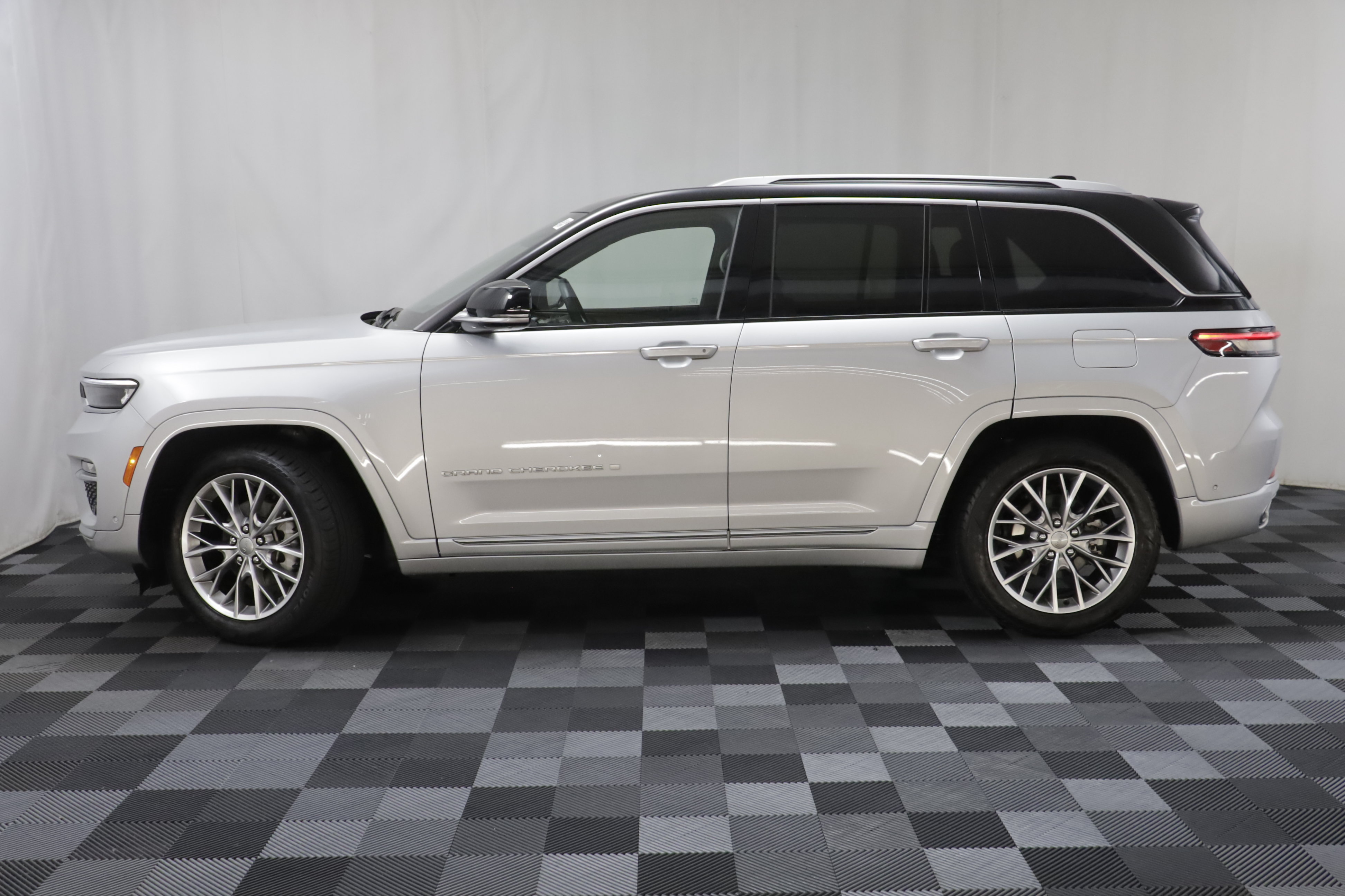 Used 2023 Jeep Grand Cherokee Summit w/ Adv Protech Group IV AWD/4WD image 4
