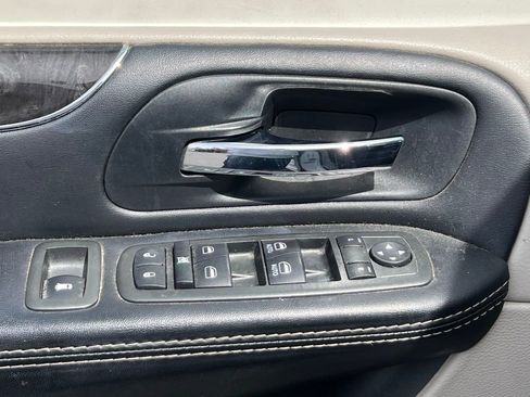 Used 2015 Chrysler Town & Country Touring image 25