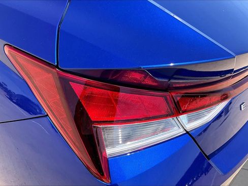 Used 2021 Hyundai Elantra SE FWD image 29