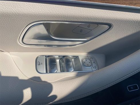 Used 2025 Mercedes-Benz GLS 580 4MATIC image 13