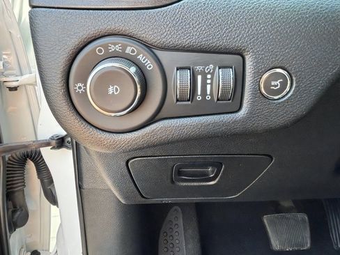 Used 2022 Jeep Cherokee Trailhawk w/ Comfort/Convenience Group AWD/4WD image 27