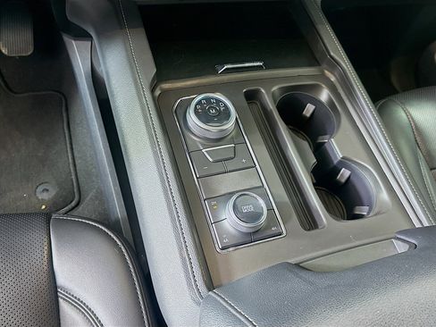 Used 2024 Ford Expedition XLT image 25