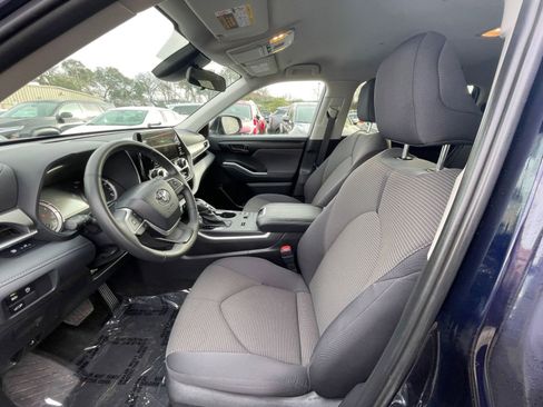 Used 2025 Toyota Highlander LE image 29