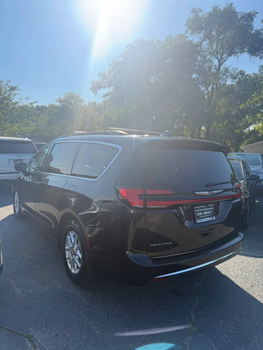 Used 2022 Chrysler Pacifica Touring-L w/ Uconnect Theater Family Group FWD image 3