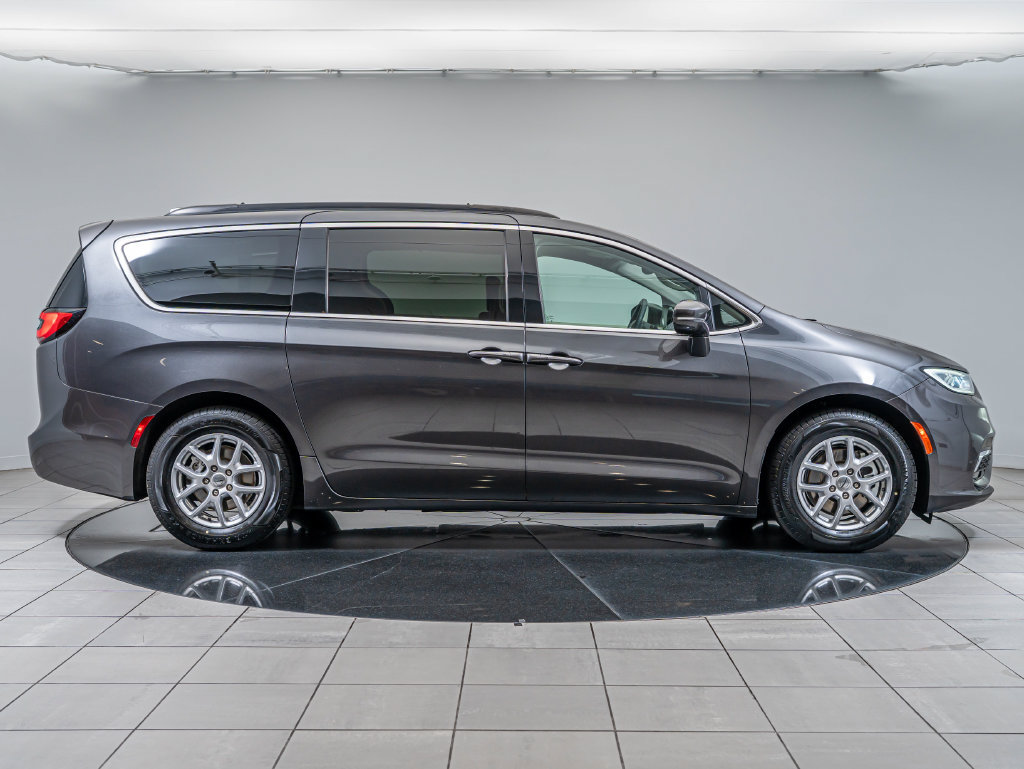 Used 2022 Chrysler Pacifica Touring-L FWD image 11