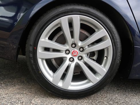 Used 2019 Jaguar XJ R-Sport RWD image 57
