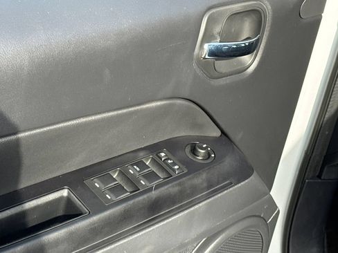 Used 2017 Jeep Patriot Latitude AWD/4WD image 30