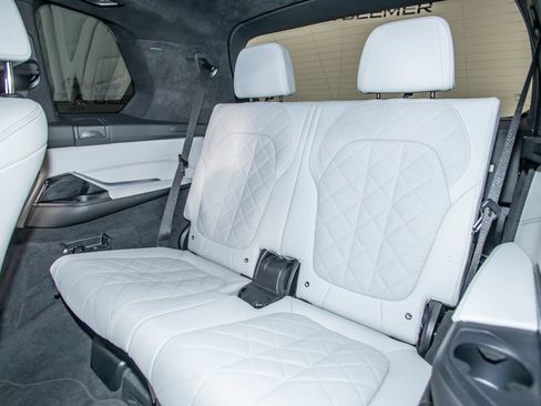Used 2024 BMW X7 xDrive40i w/ M Sport Package AWD/4WD image 16