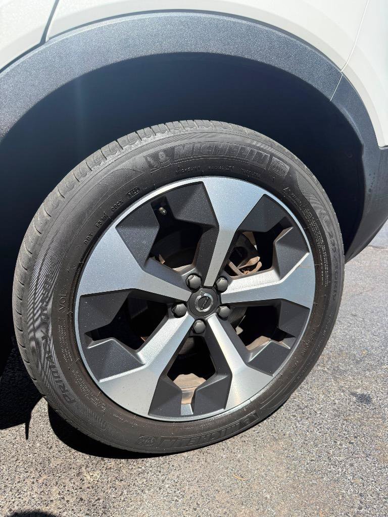 Used 2023 Volvo XC40 B5 Plus AWD/4WD image 9