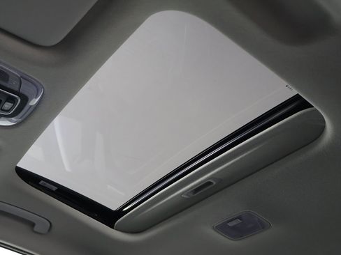 Certified 2023 Hyundai Elantra Limited w/ Preferred Accessory Package image 16