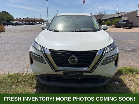 Used 2021 Nissan Rogue SV image 2