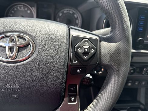 Used 2018 Toyota Tacoma TRD Sport AWD/4WD image 25