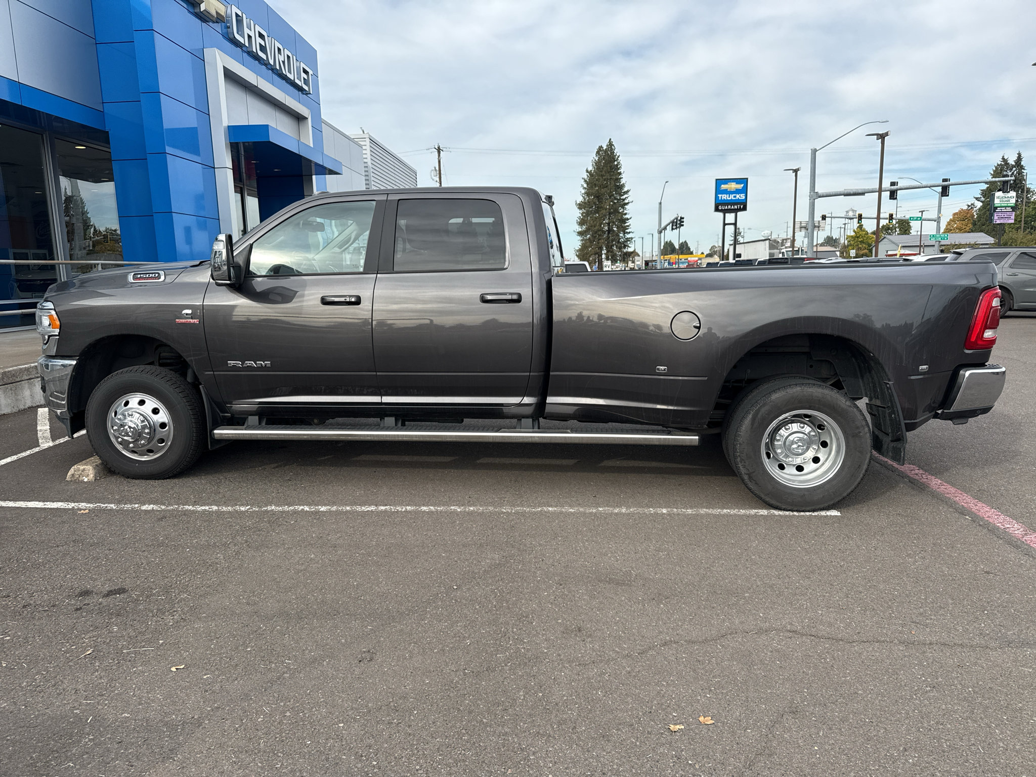 Used 2024 RAM 3500 Laramie AWD/4WD image 3