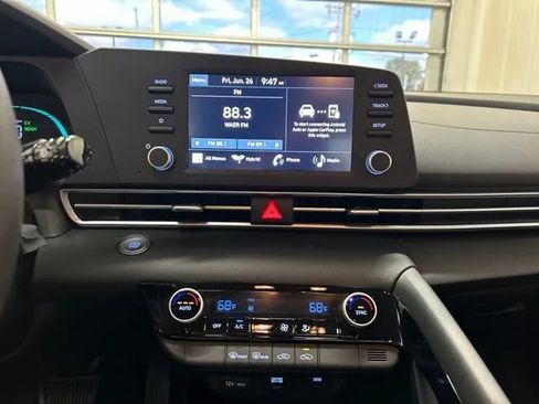 Used 2025 Hyundai Elantra Hybrid FWD image 22