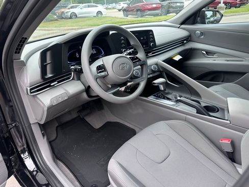 Used 2026 Hyundai Elantra SE FWD image 23