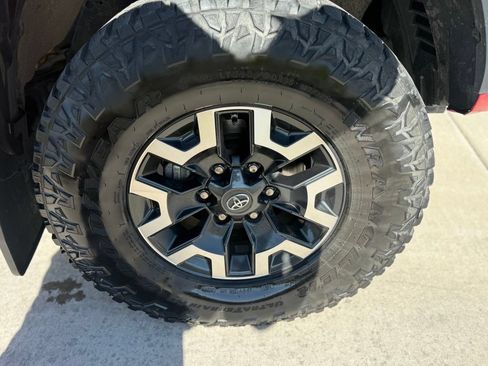 Used 2020 Toyota Tacoma TRD Off-Road w/ Technology Package AWD/4WD image 34