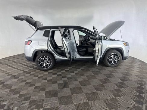 Used 2025 Jeep Compass Limited AWD/4WD image 16