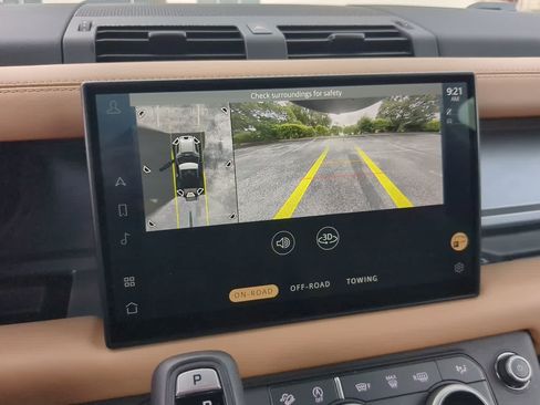 Certified 2025 Land Rover Defender 90 V8 AWD/4WD image 30