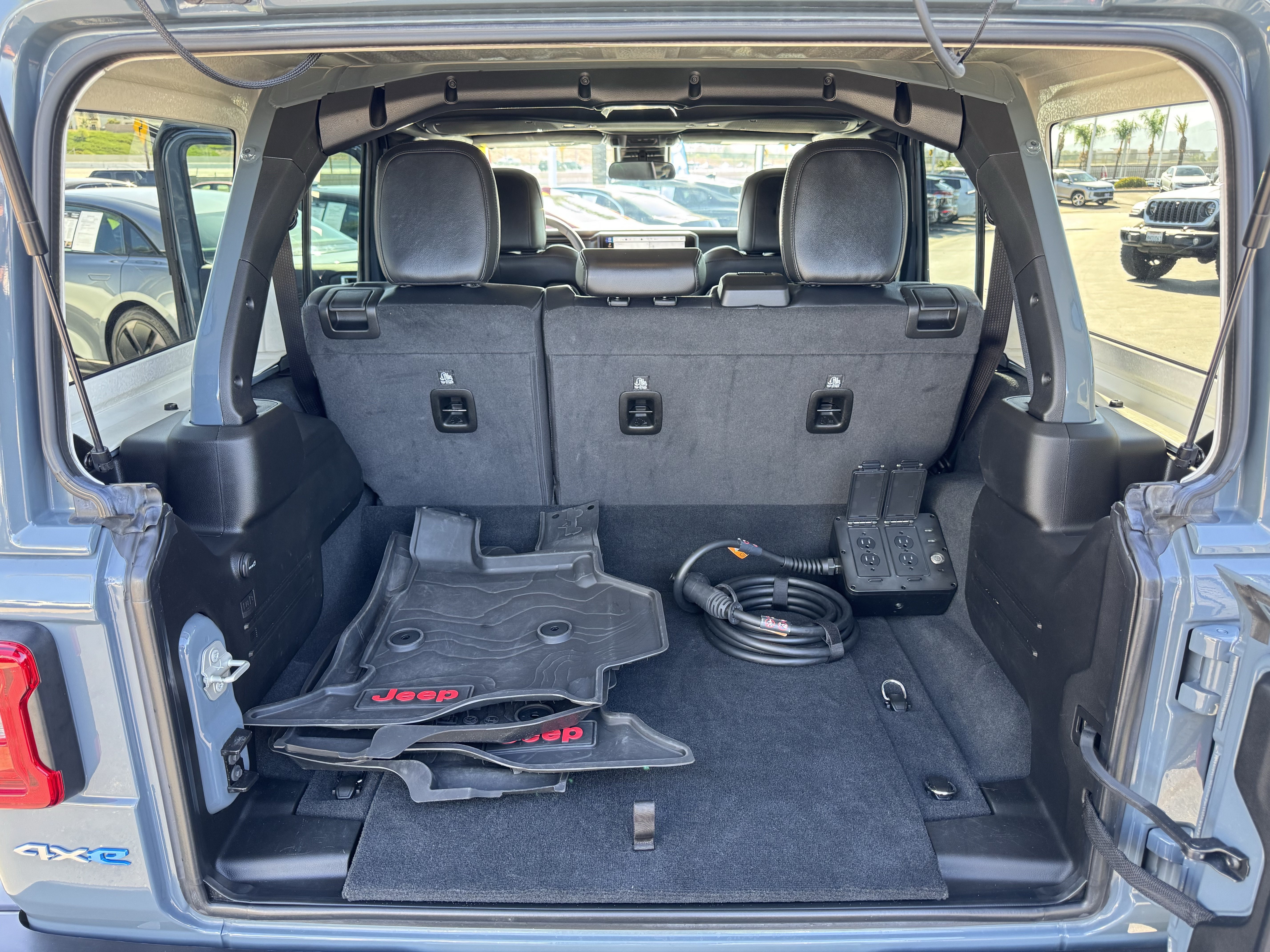 Used 2024 Jeep Wrangler Unlimited Sahara AWD/4WD image 36