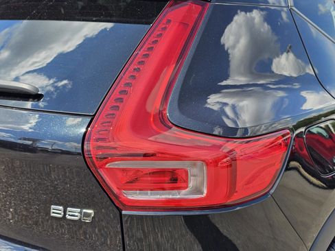 Used 2023 Volvo XC40 B5 Core image 9