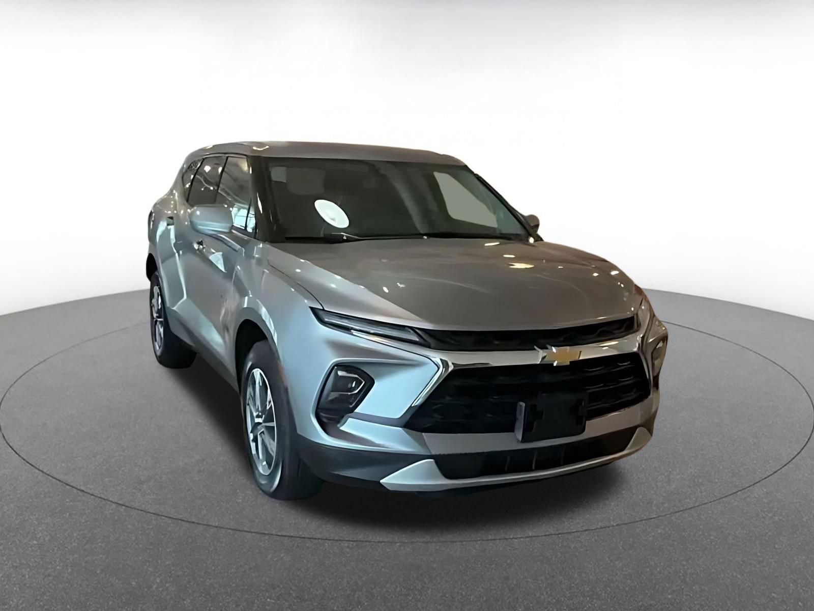Used 2025 Chevrolet Blazer LT FWD image 3