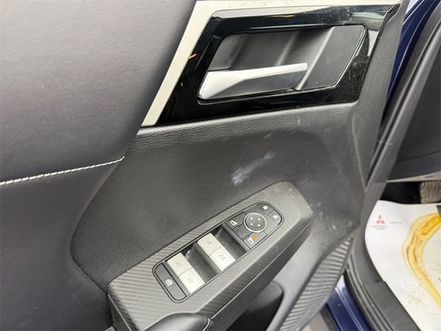 Used 2022 Mitsubishi Outlander SE image 14