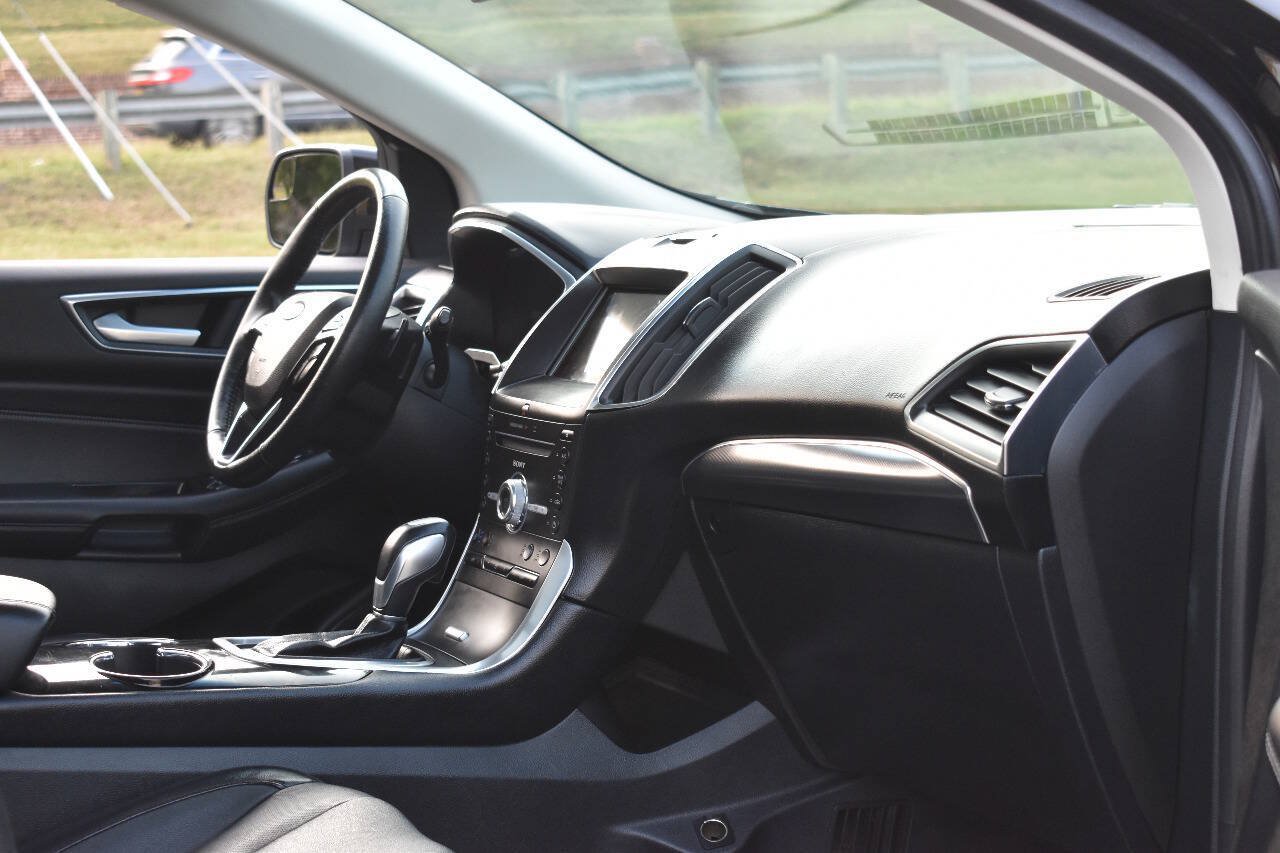 Used 2018 Ford Edge Titanium w/ Equipment Group 301A AWD/4WD image 17