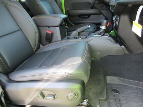 Used 2025 Jeep Gladiator Sport image 13