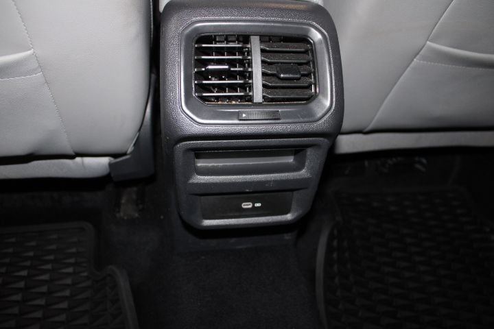 Used 2022 Volkswagen Taos SE w/ Panoramic Sunroof Package FWD image 23