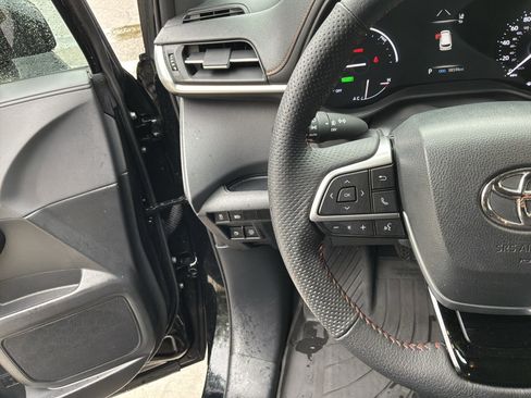 Used 2023 Toyota Sienna XSE FWD image 19