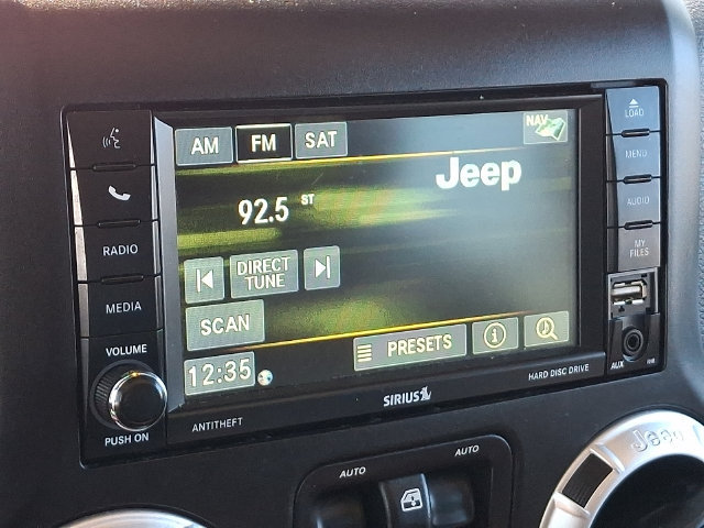 Used 2015 Jeep Wrangler Unlimited Sahara w/ Connectivity Group AWD/4WD image 10