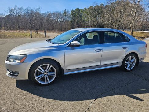 Used 2015 Volkswagen Passat TDI SE image 11
