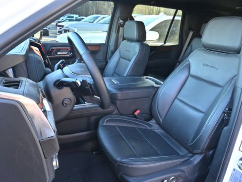 Used 2025 GMC Yukon Denali image 6