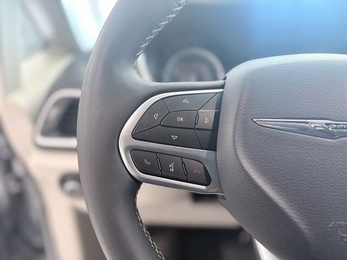 Used 2024 Chrysler Pacifica Touring-L FWD image 20