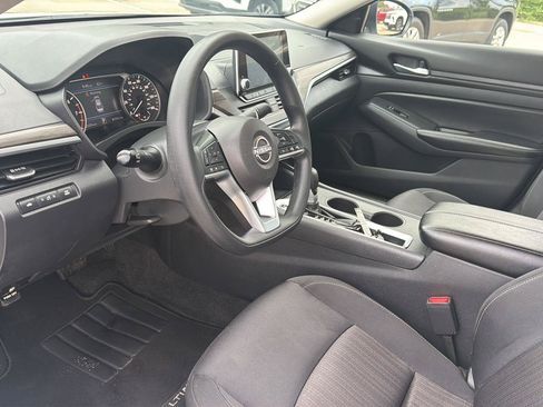 Used 2025 Nissan Altima 2.5 SV FWD image 15