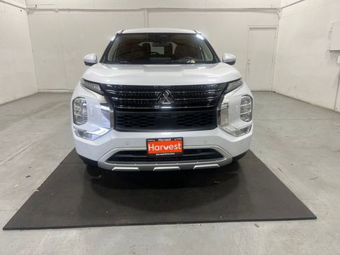 Used 2024 Mitsubishi Outlander SE image 2