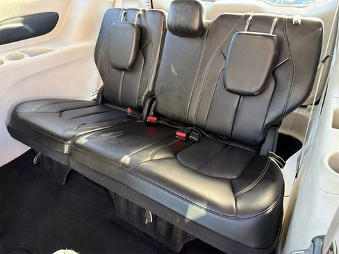 Used 2023 Chrysler Pacifica Touring-L image 17