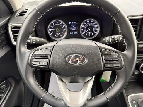Certified 2022 Hyundai Venue SEL image 18