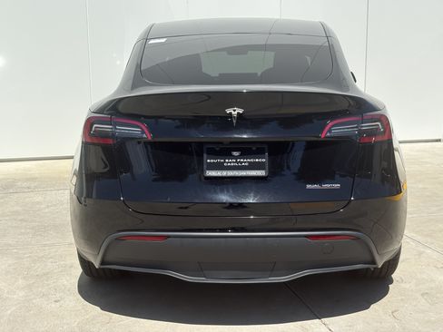 Used 2024 Tesla Model Y 2WD image 8