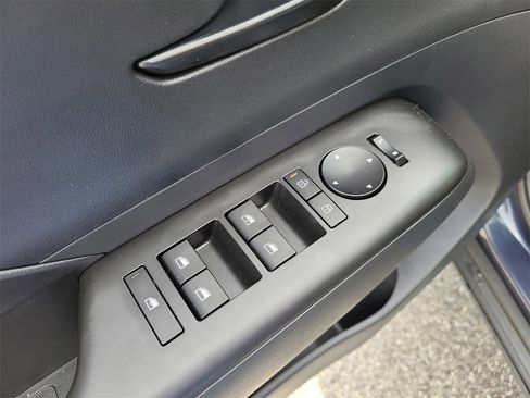 Certified 2025 Hyundai Kona SEL image 18