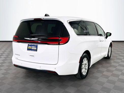 Certified 2024 Chrysler Pacifica Touring-L FWD image 7