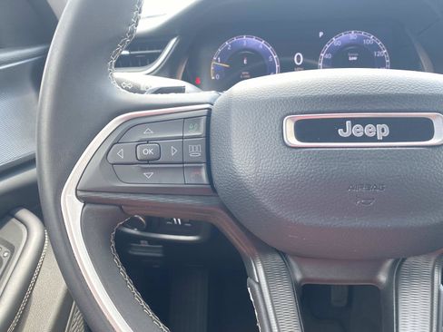 Used 2023 Jeep Grand Cherokee Laredo AWD/4WD image 33