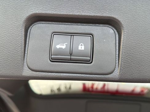 Used 2024 Nissan Rogue SV FWD image 33