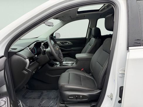 Used 2021 Chevrolet Traverse LT w/ LT Premium Package image 18