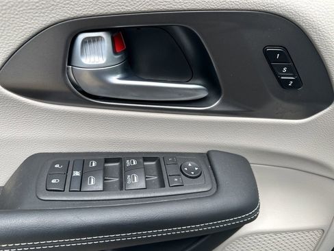 Used 2024 Chrysler Pacifica Touring-L AWD/4WD image 17