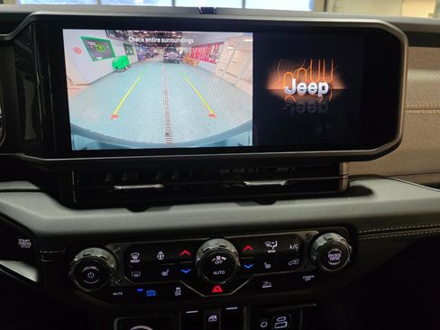 Used 2025 Jeep Wrangler Sahara image 31