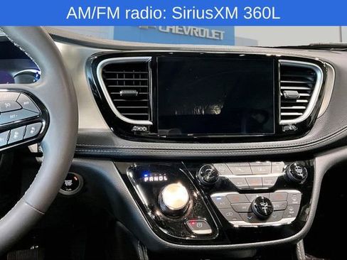 Used 2024 Chrysler Pacifica Premium FWD image 12