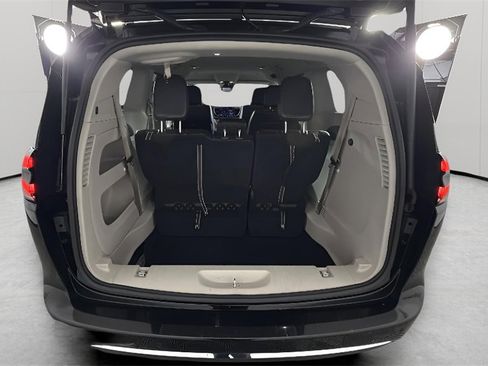 Used 2024 Chrysler Pacifica Touring-L image 34