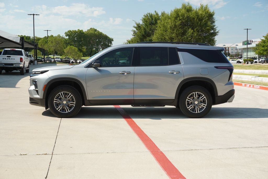 Used 2024 Chevrolet Traverse LT FWD image 2